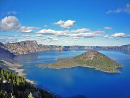 A view of Crater Lake and Wizard Island